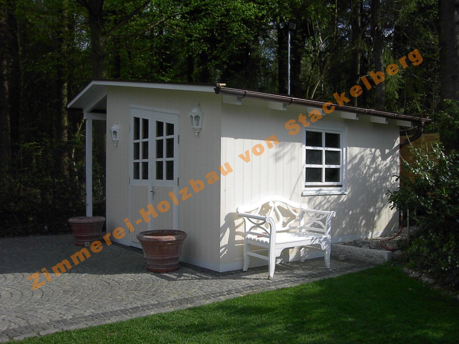 weißes Gartenhaus von Zimmerei-Holzbau von Stackelberg